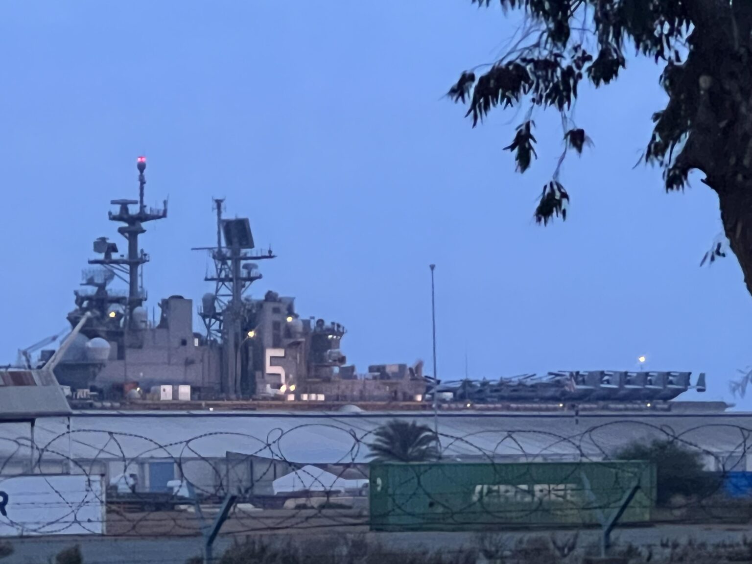 ラルナカ マリーナの米国軍艦