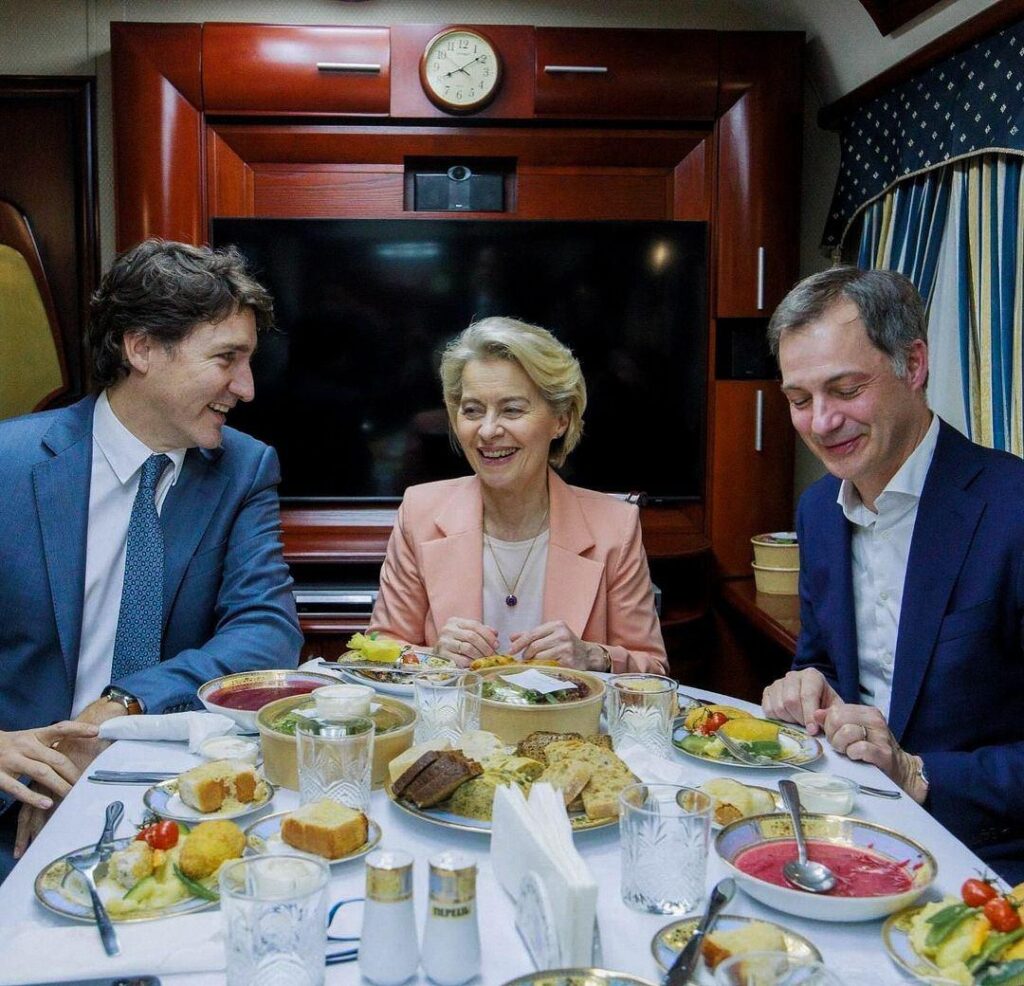 欧州委員会のウルズラ・フォン・デア・ライエン委員長、カナダのジャスティン・トルドー首相、ベルギーのアレクサンダー・デ・クルー首相が列車でキエフを出発。