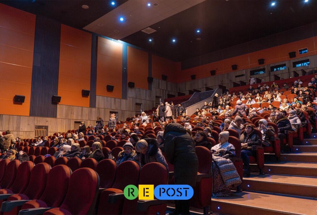 ヴォログダの映画館では、「オンラインで見る機会がなかった人」のために、プーチン大統領とタッカー・カールソンのインタビューが上映された。 行政担当者は、必要に応じて住民向けに「話題になるインタビュー」を再度上映する予定であると述べた。