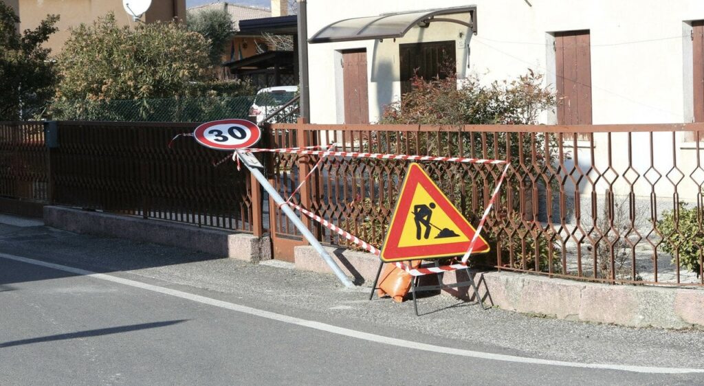 ヴェネト州（トレヴィーゾ地区のマッジョーレ礼拝堂）では、前日に「1時間あたり30回」の禁止令が5回課せられ、誰かがトラクターで倒れた――そして彼らはすでに彼のことを「カルテルマン」と呼んでいる――