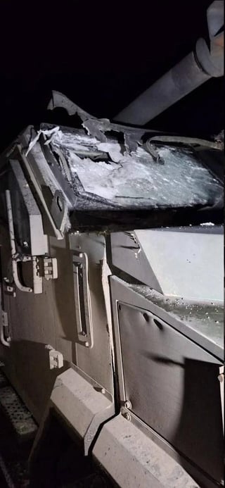 ボーダナ 155mm 自走榴弾砲のウクライナ人乗組員が、敵のランセット無人機攻撃後の車両の損傷を写真に撮りました。 死傷者はなく、車両は修復可能とみられる。