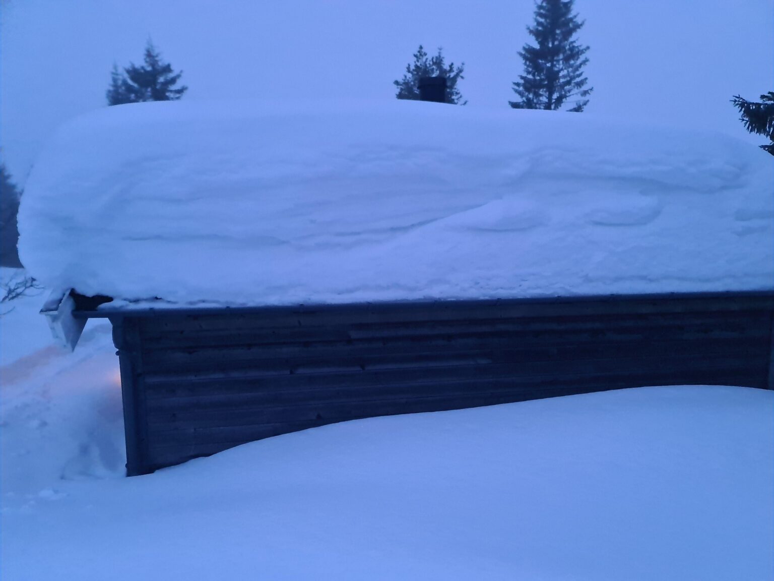 雪に覆われた別荘