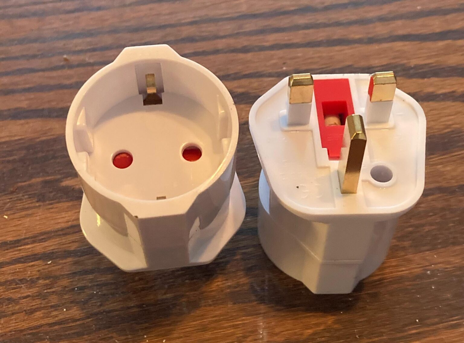 これは私の電源プラグに適したアダプターですか?