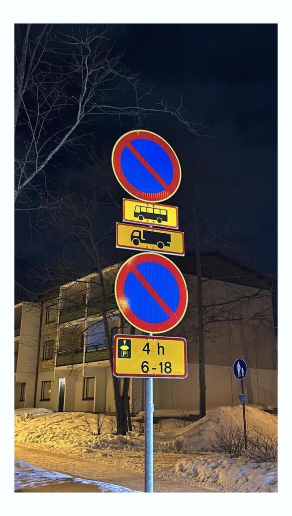 この駐車場の標識を理解するのを手伝ってください。