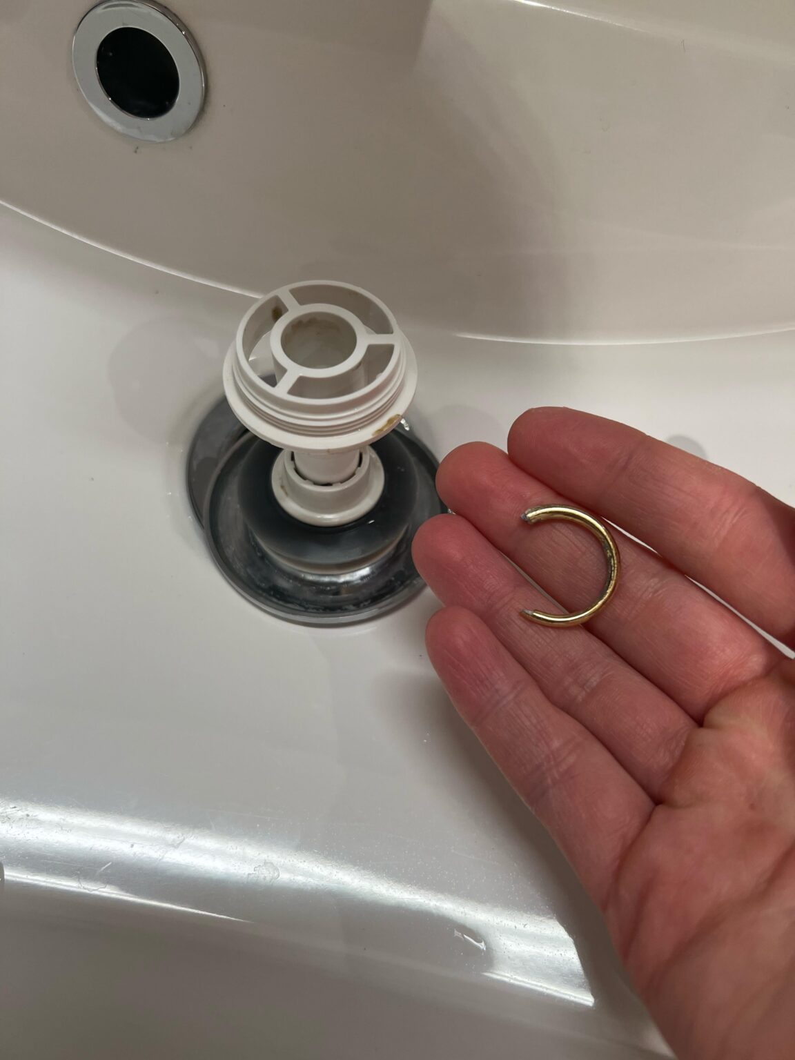 水が流れる排水溝を掃除しようとしましたが、そこから水が出てきたのでしょうか？ それはイヤリングかその一部でしょうか？ 手に取って広げたときに付いてきたものです。