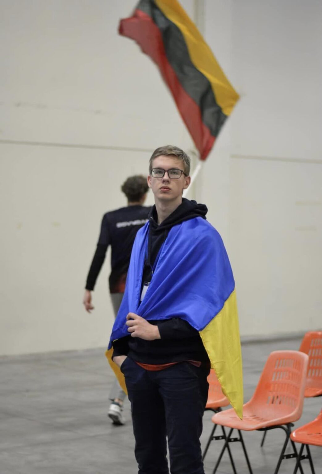 イタリアのロボットコンテストでは、政治がロシアとのチームアップを強制しようとするまで、ウクライナ人のチームメイトを擁するリトアニアのチームが優秀な成績を収めた。 彼らは点数よりも原則を選び、撤退しながらも国旗を掲げて堂々と立ち上がり、真の勇気と価値観を示した。