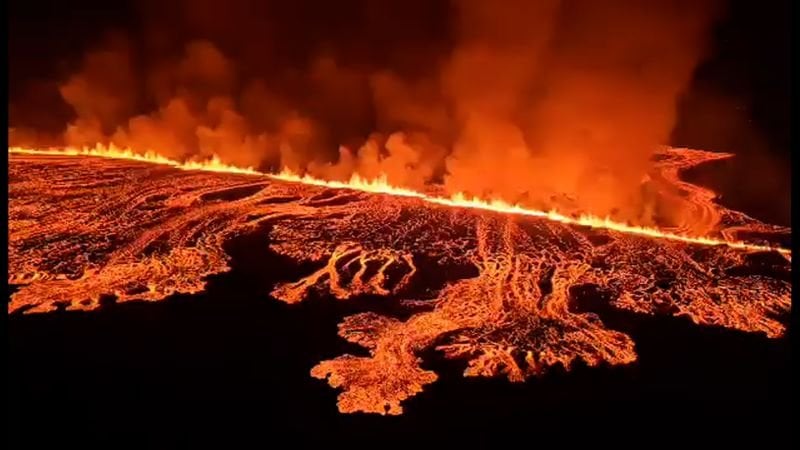 アイスランドの火山から溶岩が流れる様子をもう一度観察しましょう