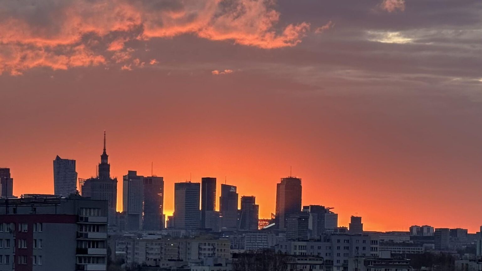 昨日の日没時のワルシャワのスカイライン。 素晴らしい景色。