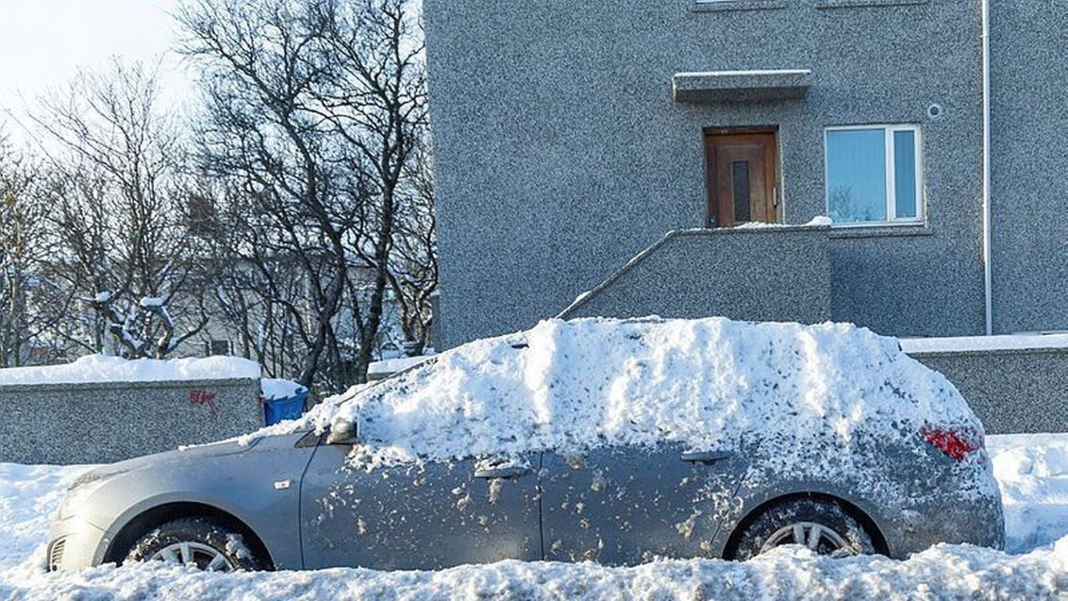 男性が車から解放されるのを助け、彼を攻撃した - ヴィシル
