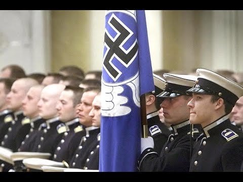 かぎ十字を掲げて行進する最後の軍隊