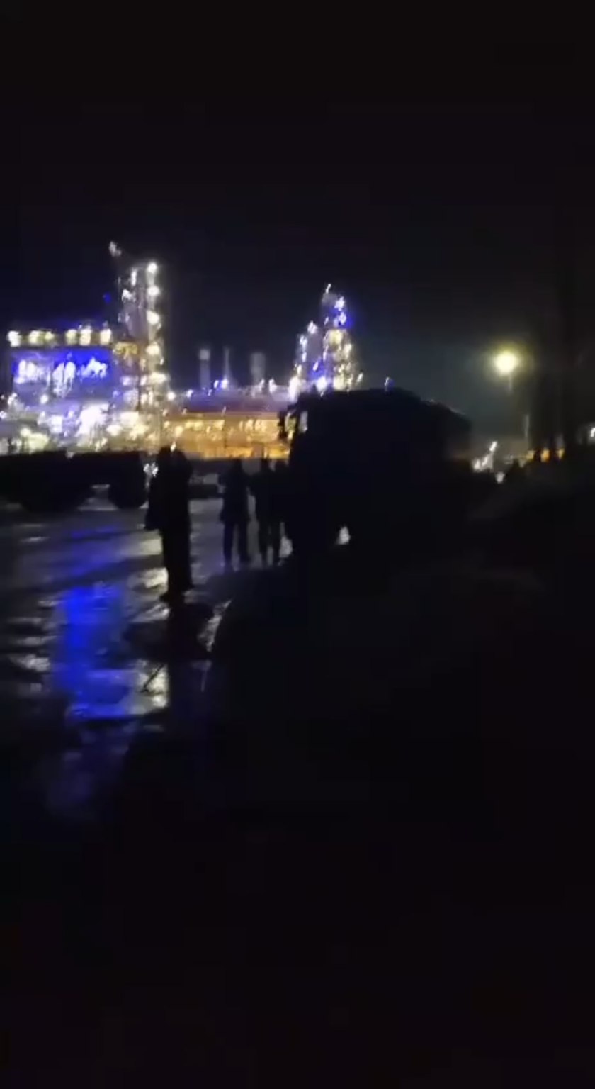 新しい日 - ロシアの製油所に対する新たな攻撃。 この夜、ドローンはロシアのカルーガ地域にある製油所に到着した。