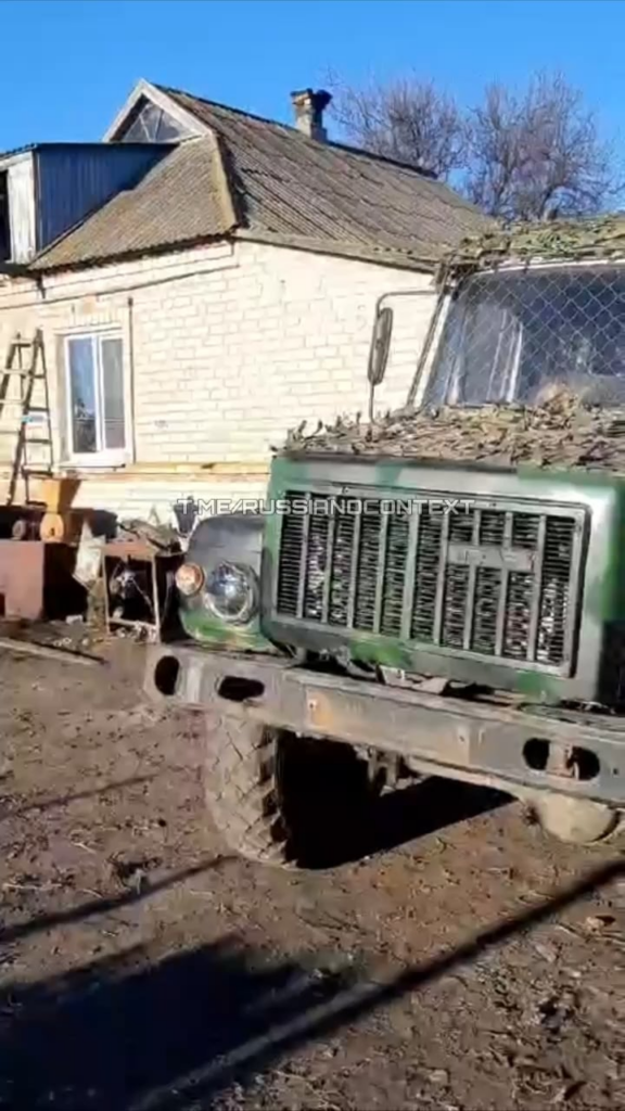 ロシア人は、ウクライナの無人機が物流を複雑にするために道路にどのようなスパイクを散布するかを示しています