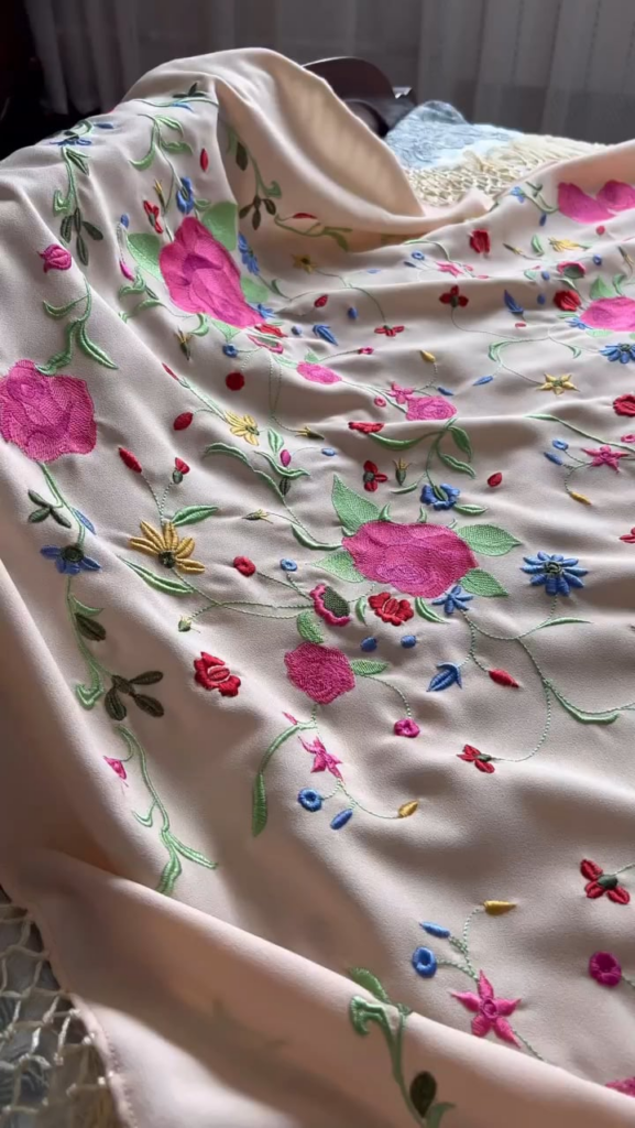 マニラ ショールは、カラチャイとバルカリア (北コーカサス) の花嫁が、испанские платки 「スペインのスカーフ」という名前で宗教儀式に着用します。