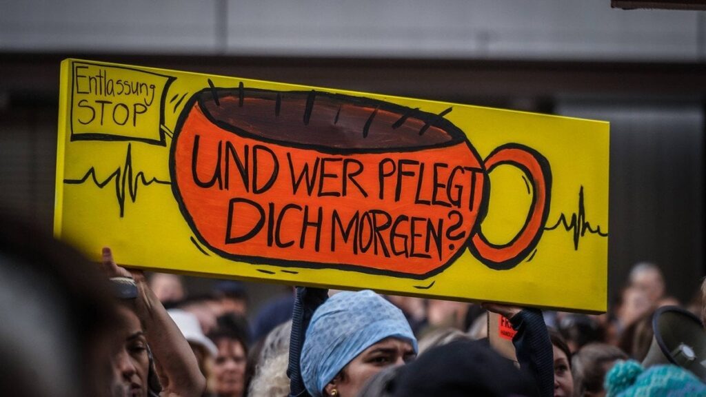 スイスの病院の責任者3人がインタビューでスイスの医療制度について語る――組織の財務状況に関する彼らの発言は憂慮すべきものだ。 彼らは主に患者の行動に問題があると考えています。