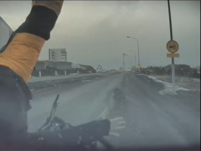 ブライズホルツブラウトでのテスラと自転車の衝突を映した衝撃的なビデオ