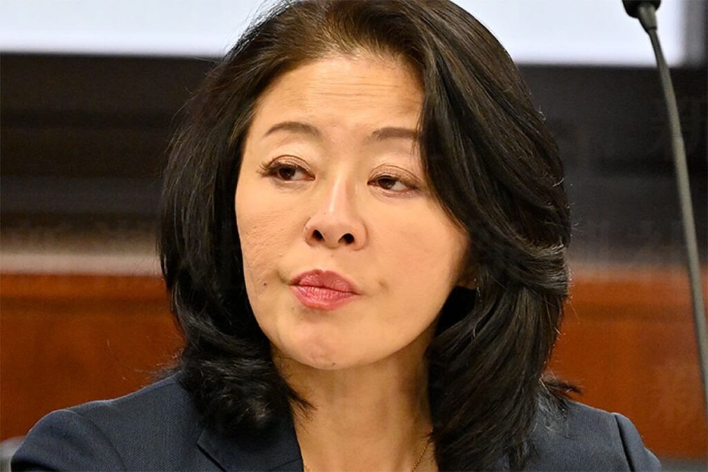 「エッフェル騒動」自民党女性議員「赤ベンツホテル不倫」の決定的証拠写真 歌舞伎町から国会へ直行