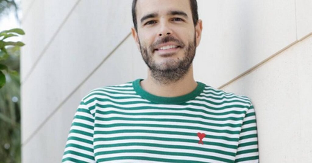 アンドラのデビッド・カスティージョが『コラソネスとして』という本をカタルーニャ語に翻訳しなかったとして批判