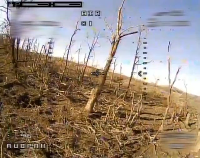 隠れる場所なし：アゾフのFPVドローンがテルヌイ近郊でロシア人を追跡
