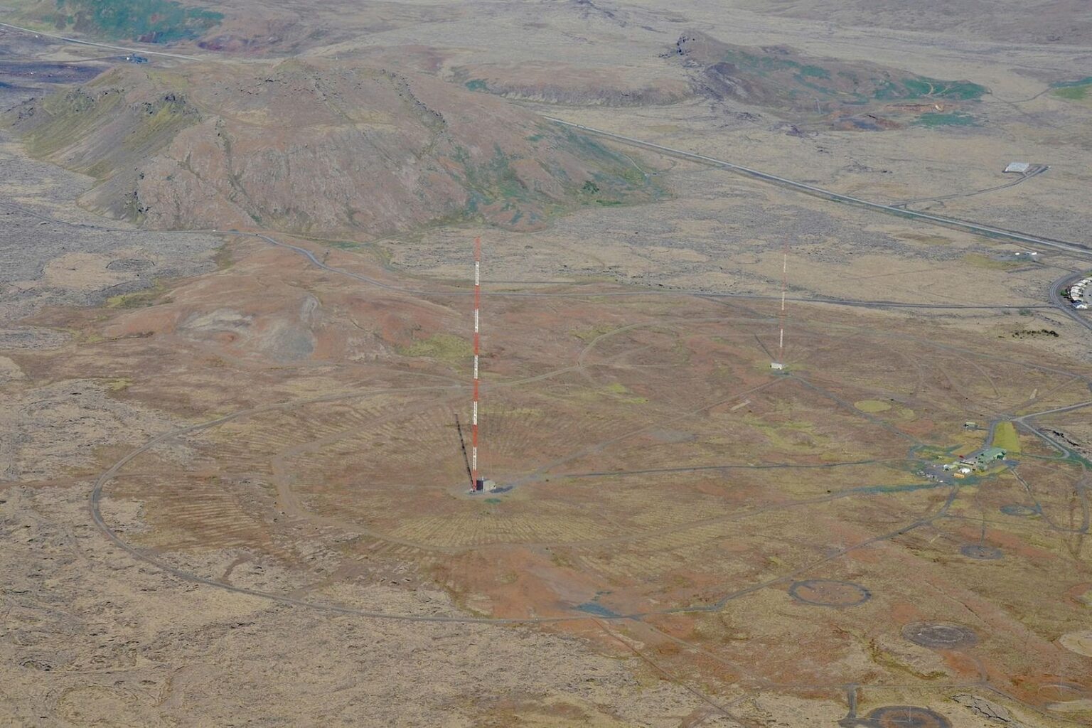 米海軍はグリンダヴィークを監視している