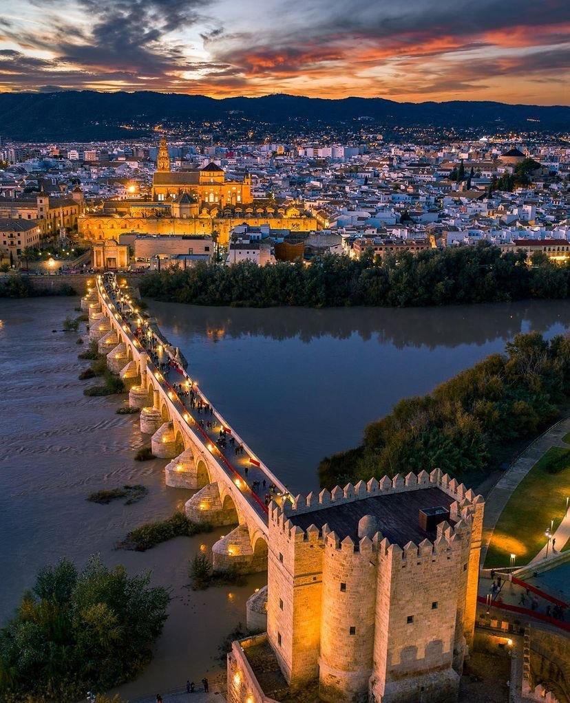 スペイン、コルドバの美しいローマ橋