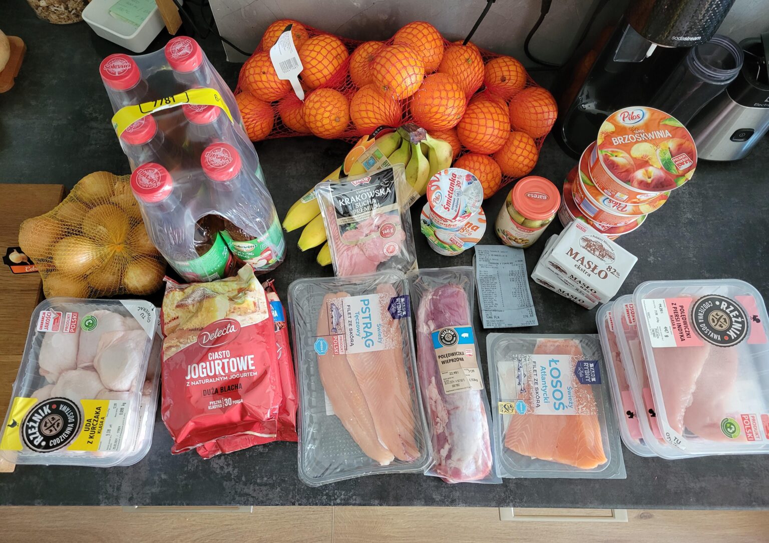 ポーランドでは 62 ユーロ (270 zł) で買える食料品。