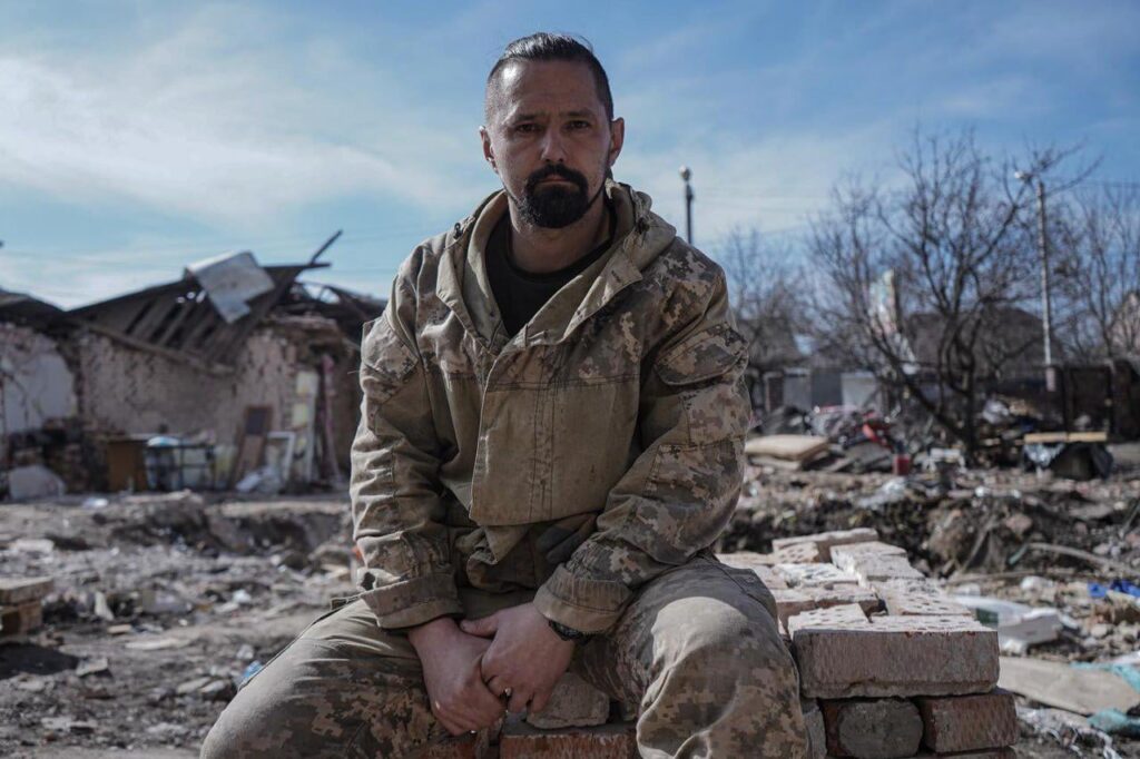 両親が亡くなった家の廃墟に座るウクライナ軍人。 エフヘン・コロルコフさんは、2024年3月22日、ロシアによるフメリニツキーへの砲撃中に彼らを失った。