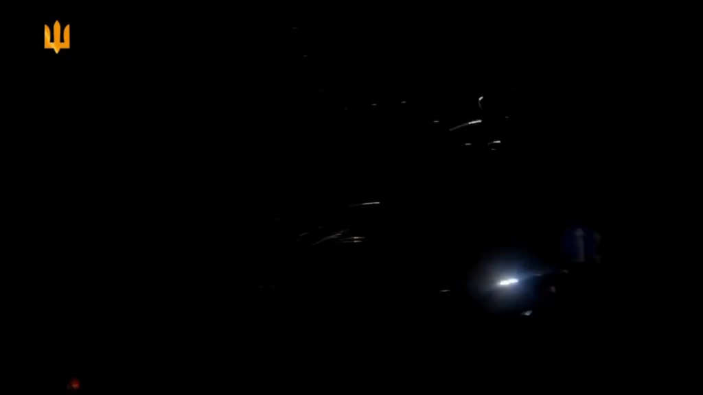メッセージ付きのこのビデオを見つけました - 首都への接近に対する夜間攻撃中にブローニング M2 機関銃によってロシアの X-101 巡航ミサイルが破壊されました
