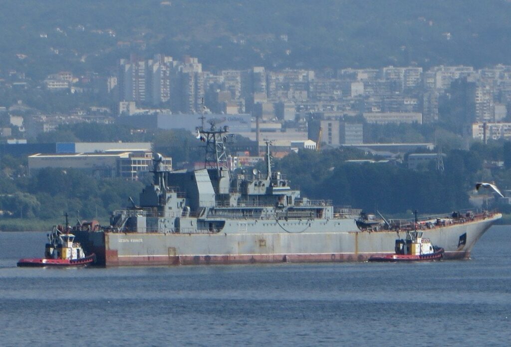 ウクライナの無人機がロシアの軍艦を沈没させる新たな映像