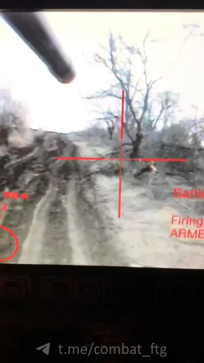 ザポリージャ方向のロボティノ近くのロシア歩兵とともに森林地帯に発砲する米国のM1126ストライカーAPCの砲手の視点。 スラヴァ ウクライナ ヒーローヤム スラヴァ 🇺🇦✌️