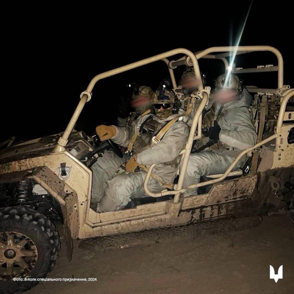 ドネツク州でポラリス MRZR 4 戦術車両に乗るウクライナ特殊作戦軍 (SSO) の第 8 特殊部隊連隊のオペレーター。