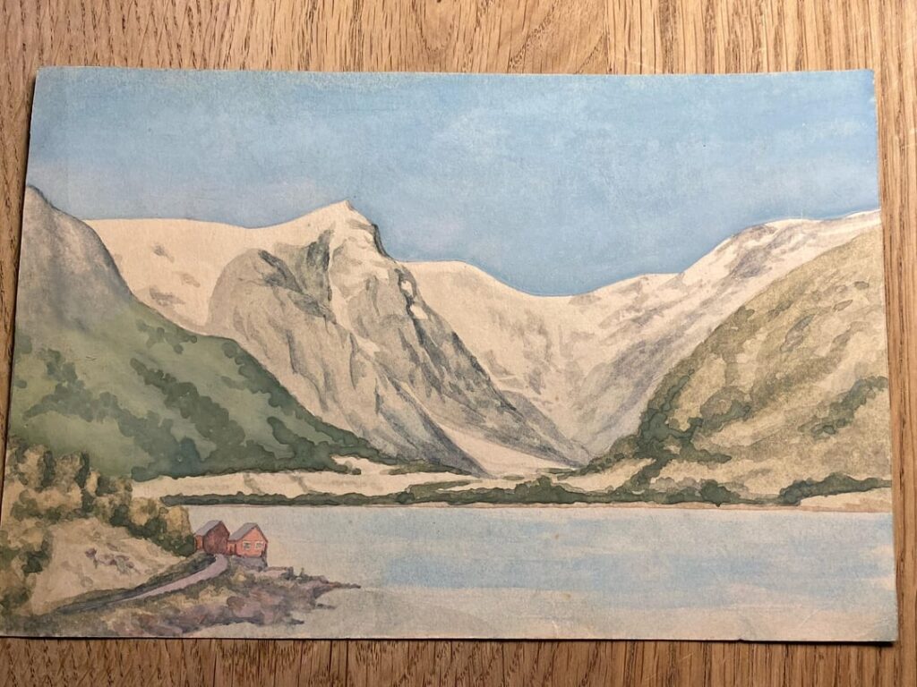 おい！ 祖父が残したこの絵を見つけました。1945 年の日付があり、裏面に「ソグネフィヨルド」(推定) というメモが付いていました。 この絵が描かれた場所を推定できる人はいますか? よかった！