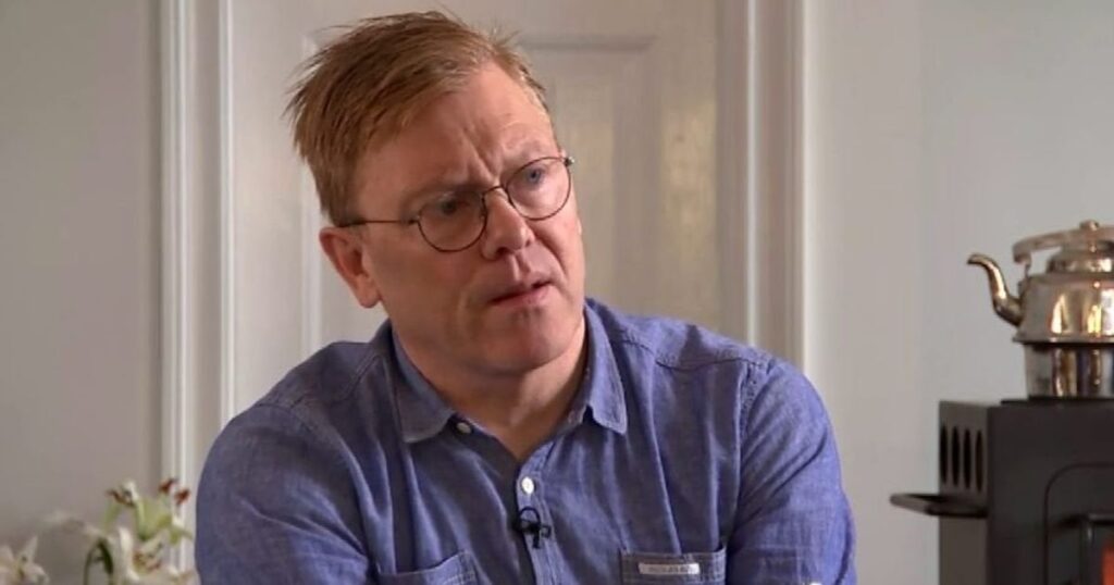 ジョン・ナール氏がビデオで大統領選に立候補の決定を発表 - RÚV.is