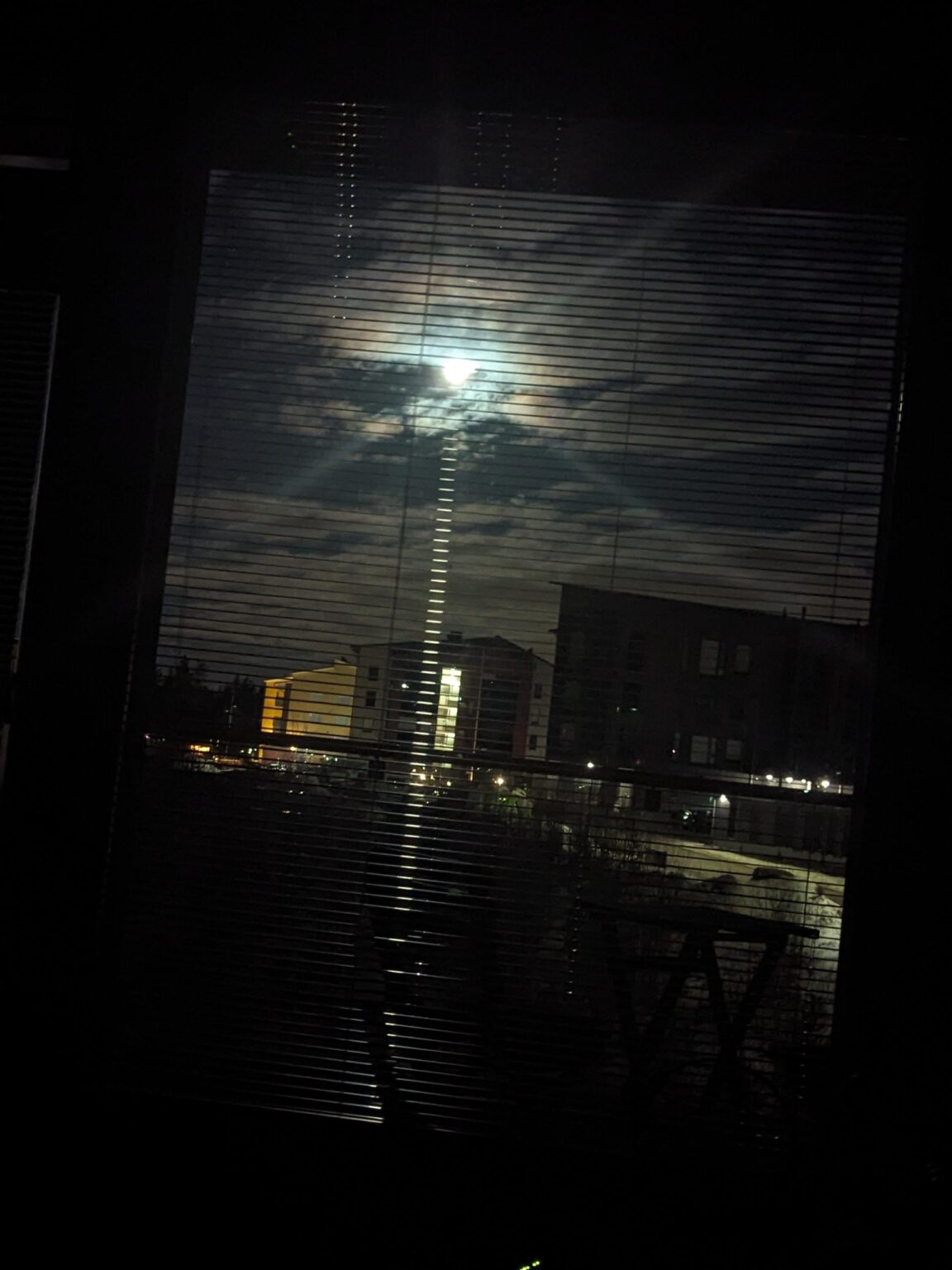 この写真は4時半に撮りました。 それは月です