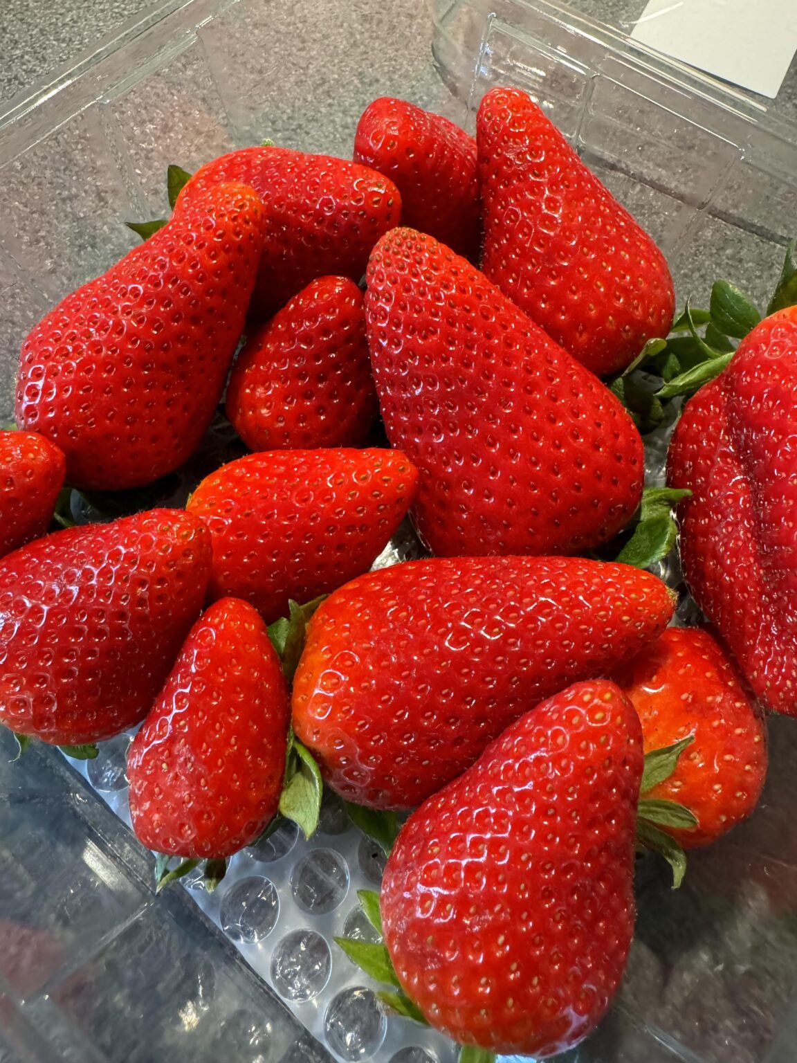 スーパーにイチゴがあります。 しかし、新鮮なイチゴには少し白いカビが生えていたものもありました。 人が型のついたイチゴの箱を掴んでいるのを見ましたね。 じゃあ、その人に伝えますか？