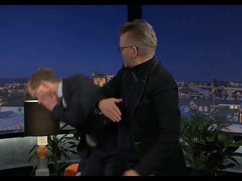 グンナー・ヘルガソンがギスラ・マルテインをライブで披露