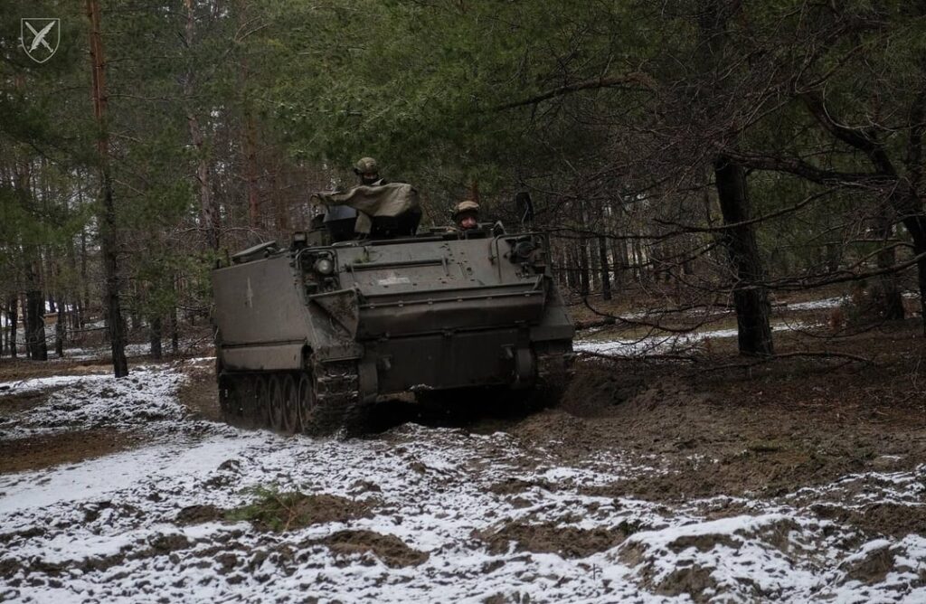 ウクライナ陸軍第66機械化旅団の装甲兵員輸送車（APC）に乗る兵士たち - 訓練中 - 2024年3月。
