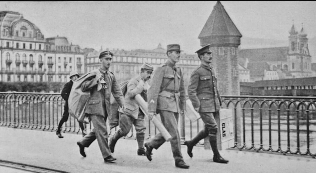 ドイツ、フランス、イギリスの兵士がスイスの兵士に付き添われて郵便物を集める（右前）