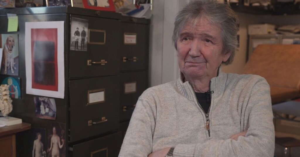 彼らはアルナ・トーマスを攻撃し、証明書を偽造するよう要求した