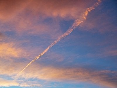 大気の質：2023年には改善し、近年のプラス傾向が確認され、二酸化窒素と大気中の微粒子は減少するが、夏にはオゾンが依然として問題となる