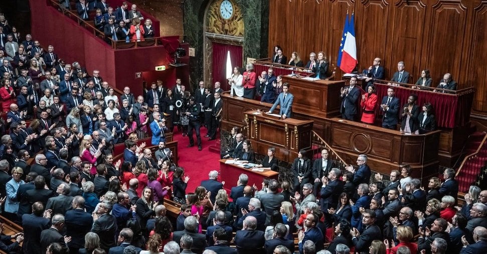 フランス：議会が憲法で中絶を承認