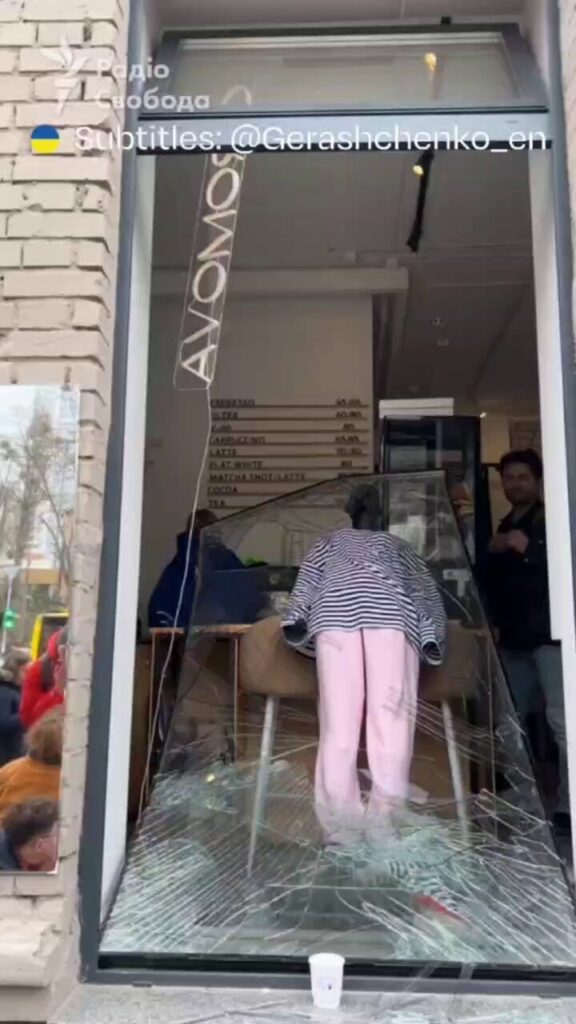キエフのコーヒーショップ: ロシアのミサイル攻撃後もコーヒーを作り続ける少女。 彼女の前の窓が割れてしまった。  「私たちは壊れない」とマリアは言う