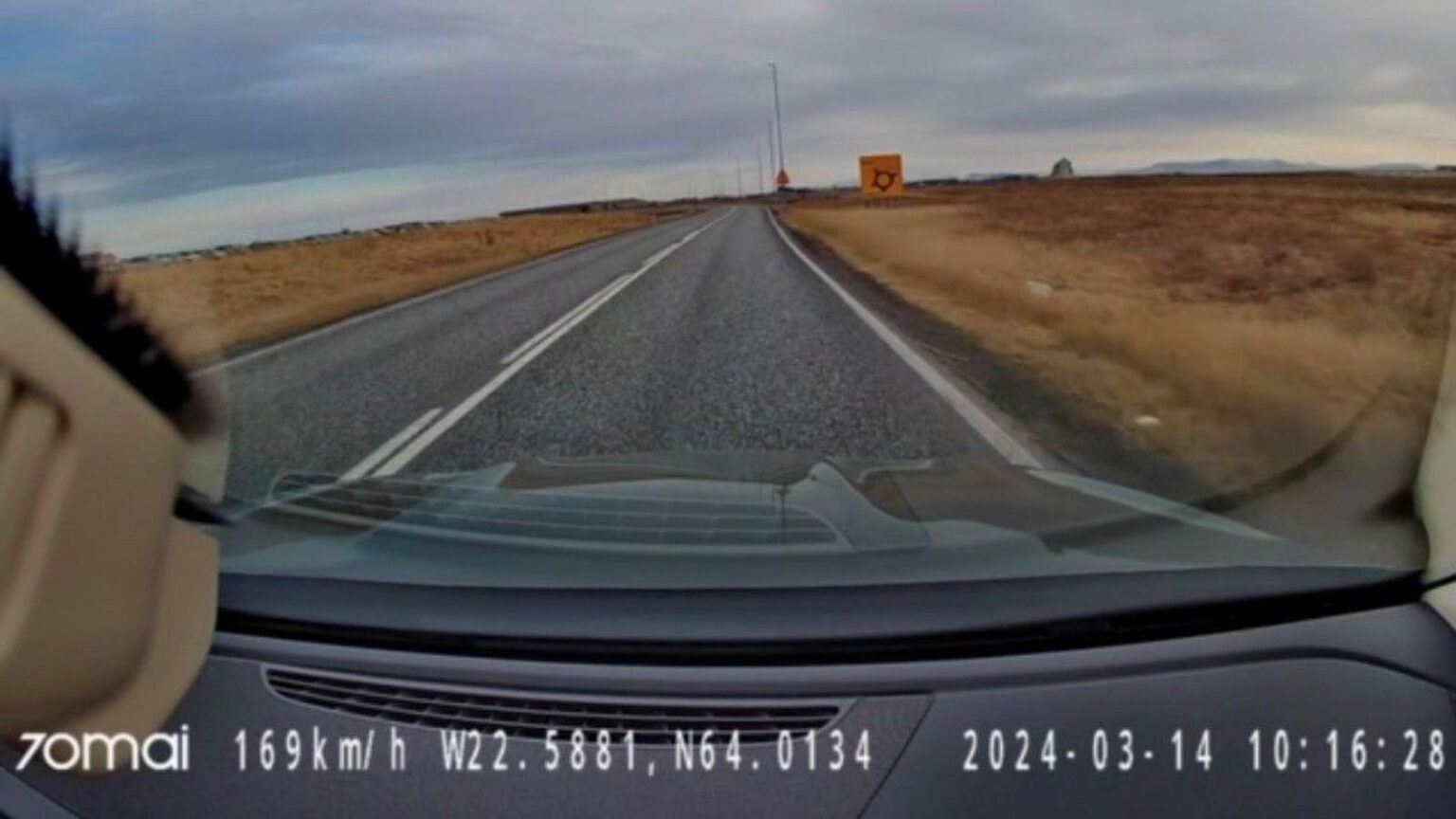 顧客の車で時速 170km を出して、よくやったと言うだけです 顧客の車で時速 170km を出して、よくやったと言うだけです