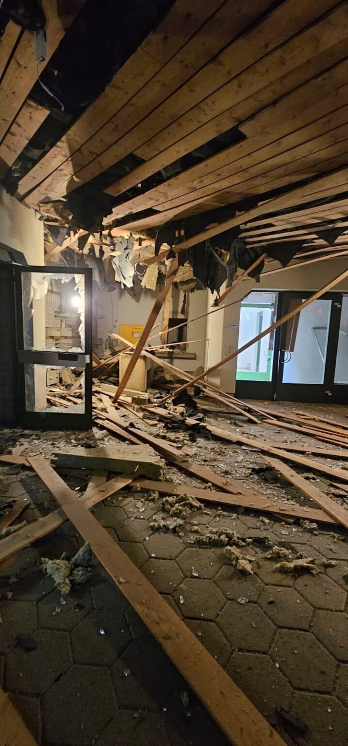 ATMが爆破され中身が盗まれる