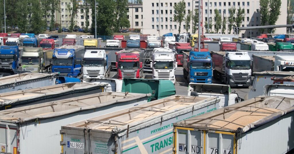 ロシアの穀物がポーランドに流れ込む。  1年で輸入量が2倍に