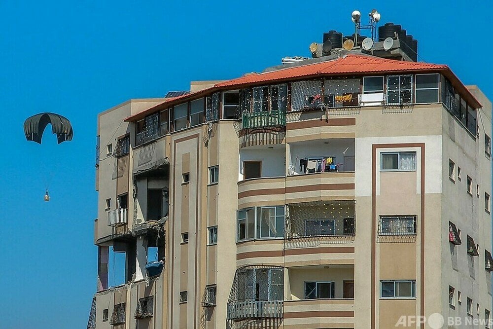 ガザ支援物資空中投下で5人死亡、パラシュート開かず民家直撃か