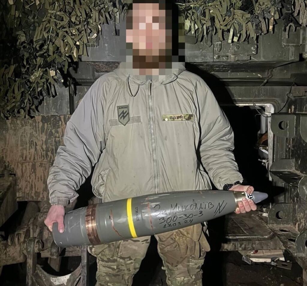 ウクライナ軍第 3 独立突撃旅団の兵士。イギリス AS-90 自走榴弾砲 (SPH) の (155 mm) 砲弾を保持しています。
