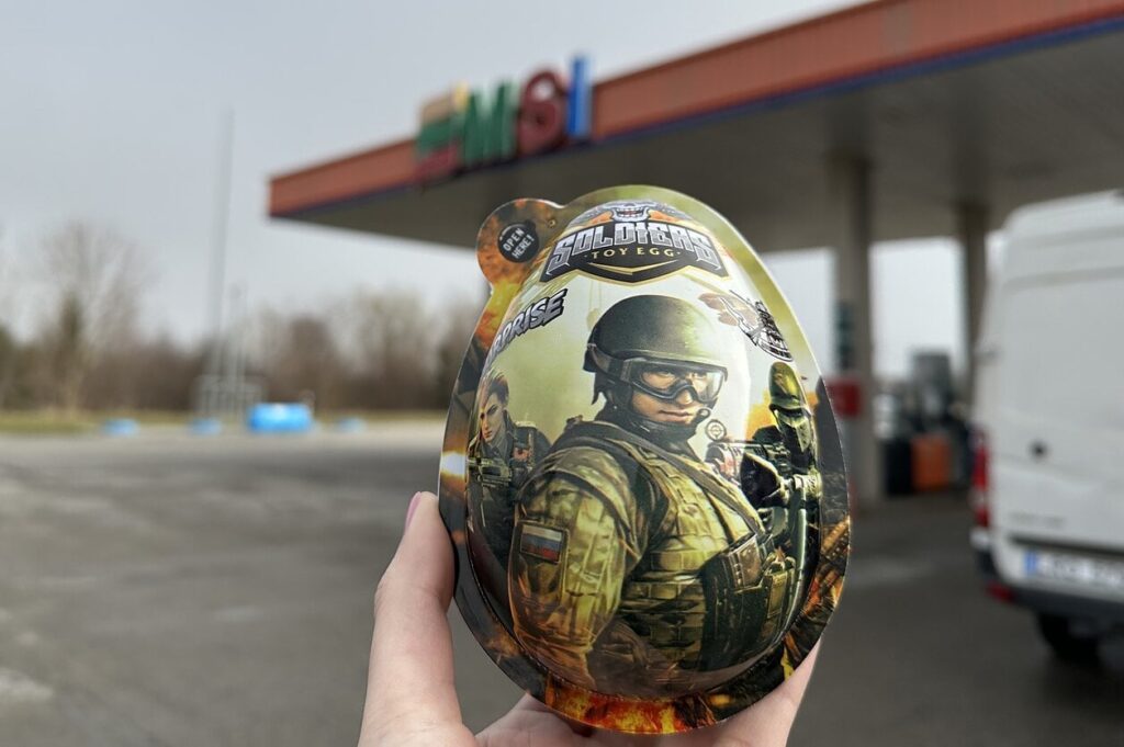「エムシ」ガソリン スタンド - ロシアン カレーで卵を驚かせます。 そして、輸入会社のトップは、この国に持ち込まれるそのような製品には何の問題もないと主張し、ロシアのウクライナ戦争についてどう思うか尋ねられると、それは自分も同じだと答えた。