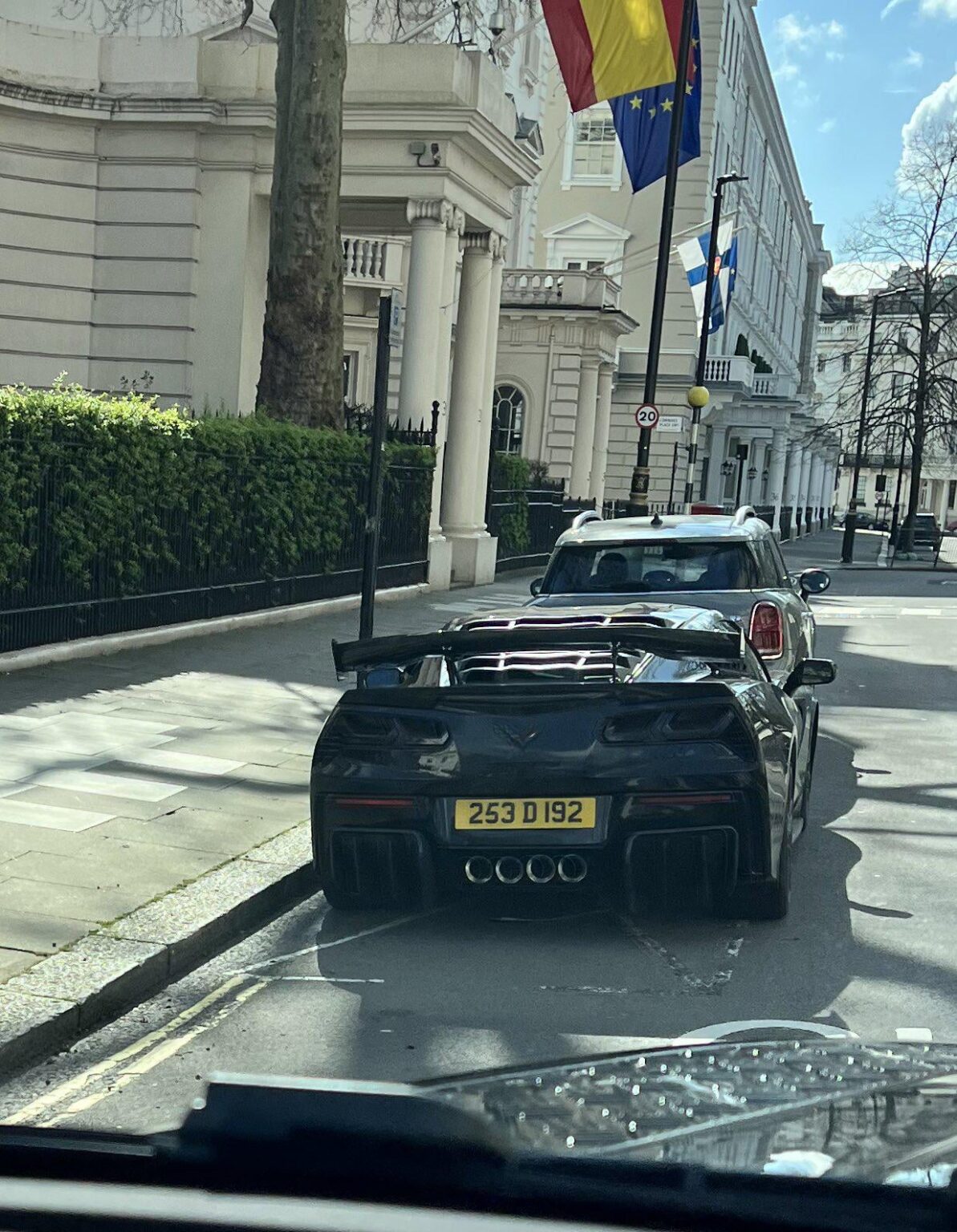 英国におけるスペインの外交車両の 1 つ: シボレー コルベット 7 世代クーペ (C7)。 興味深い選択ですね。
