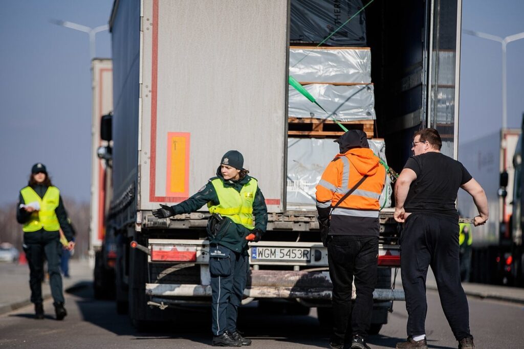 ポーランドの農民の抗議活動が始まった：トラクターが検査され、不要不急の旅行を中止するよう呼びかけられる