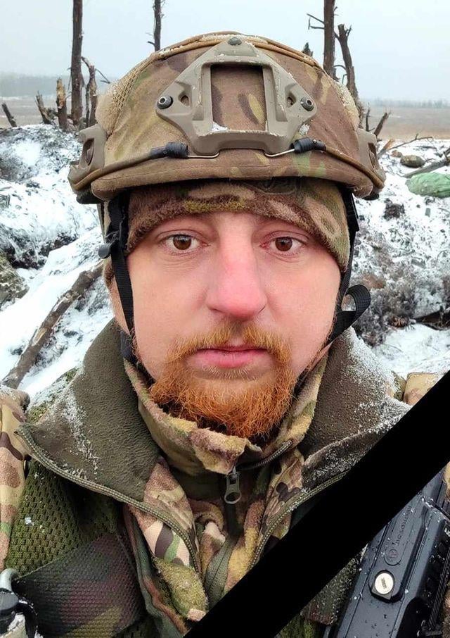 彼はトロスティャネッツ市 - スームィ州出身: ウクライナ軍兵士、ミコラ・ヴィクトロヴィチ・プラソロフ — 彼は 2024 年 2 月 26 日に東部戦線のハリコフ州で戦死した。